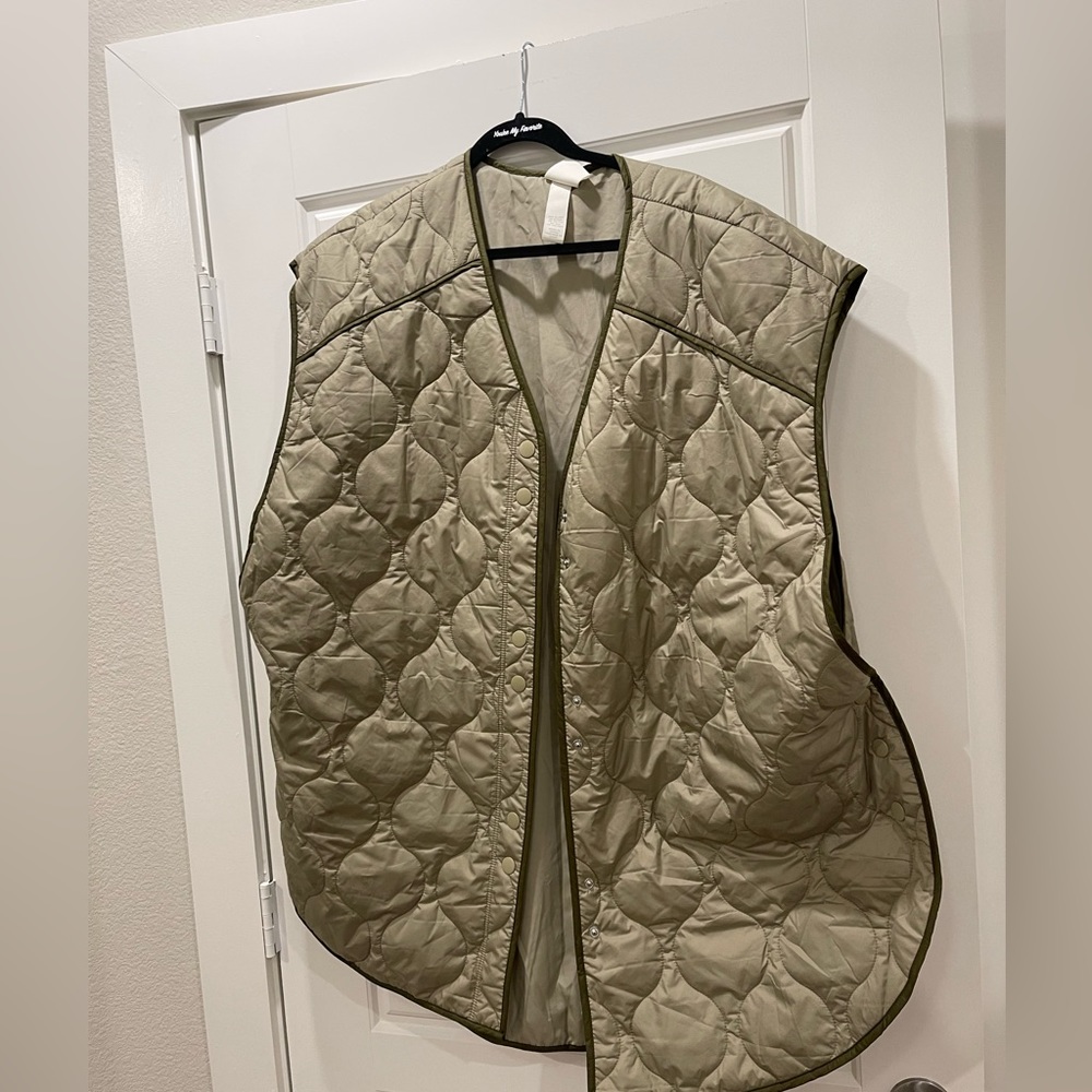 NWOT H&M utility vest with side snaps